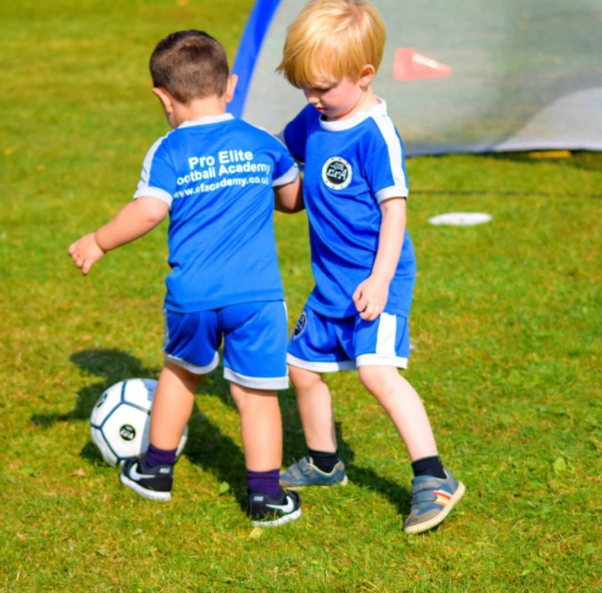 Read more about the article 5 football activities you can do with your child at home!